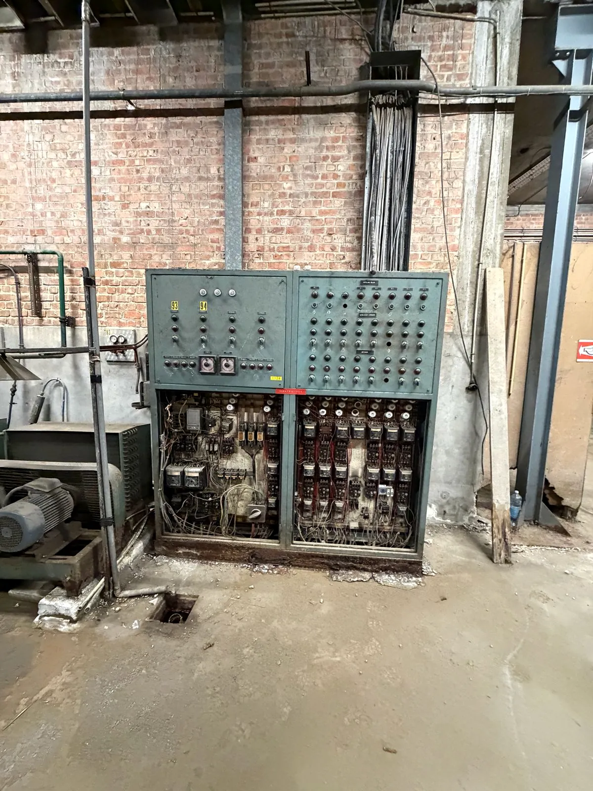 Oude elektrische schakelkast in een leegstaand bedrijfsgebouw tijdens een plaatsbezoek